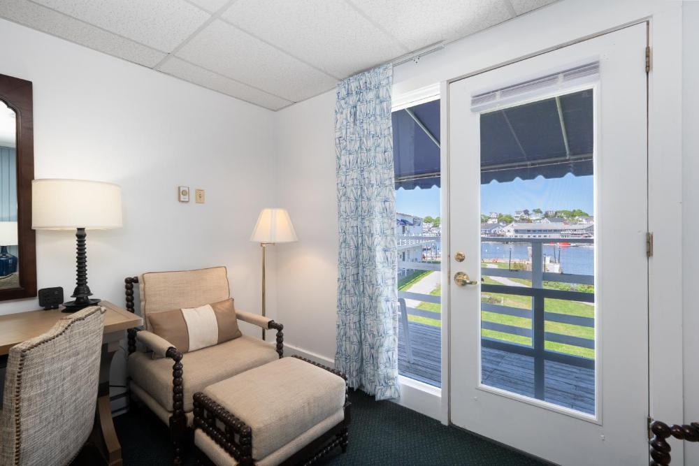 One King Bed Harbor View 2nd Floor interior